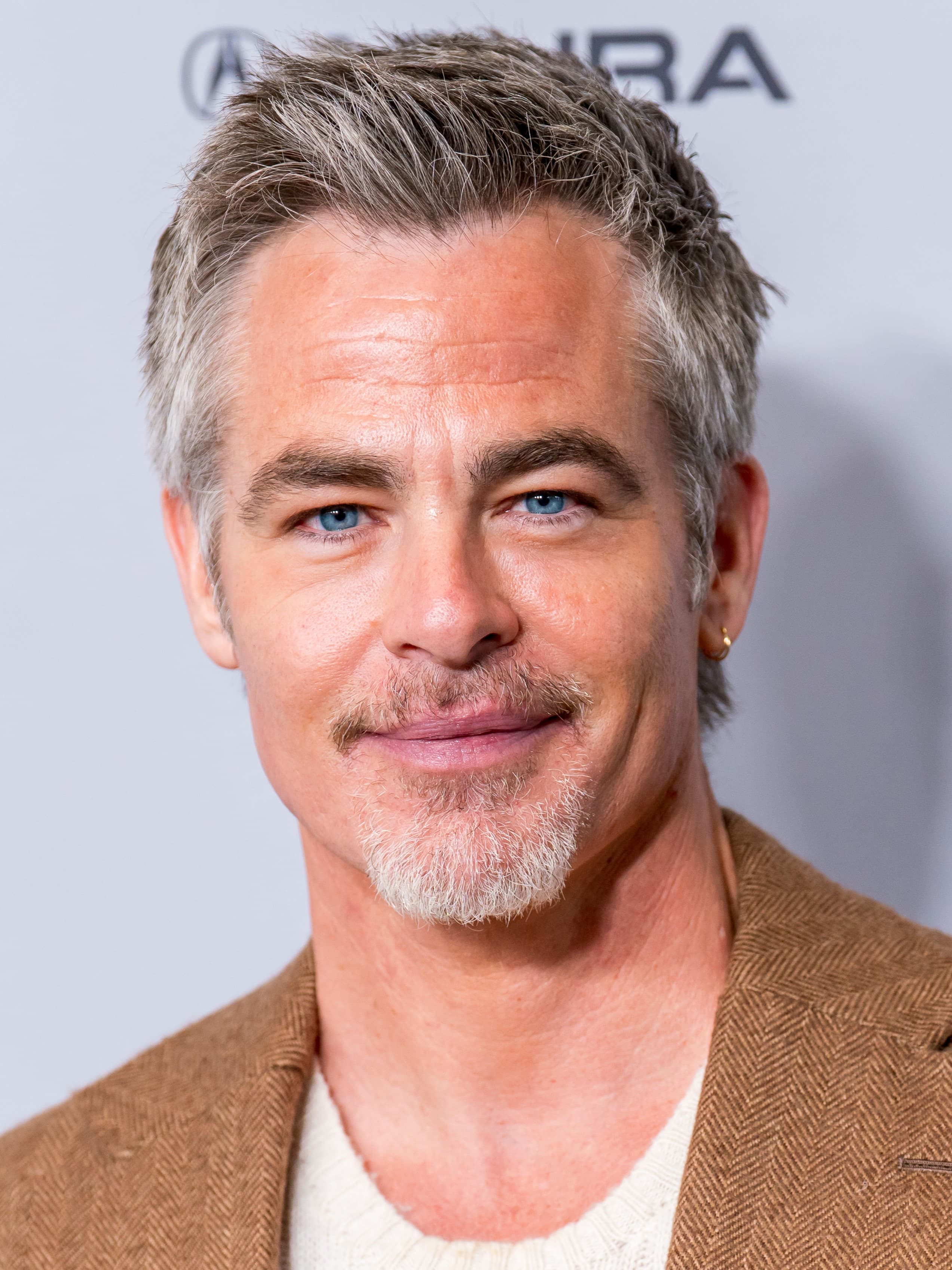 Chris Pine - Actor hair transplant